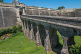 Citadelle de Blaye<br>. La porte Dauphine est précédée d'un pont dormant édifié en 1770. Ce pont étroit relie la demi-lune à l’enceinte de la citadelle en enjambant un fossé sec.