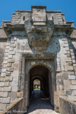 Citadelle de Blaye<br>. La porte Dauphine. Elle est avec la porte Royale l'un des deux accès à la place-forte. Édifiée en 1689, elle est précédée d'un pont dormant et d'une demi-lune. L’entrée de la porte Dauphine est percée dans l’enceinte ceinturant la place. Elle ouvre sur un passage couvert qui débouche sur un corps de garde.
