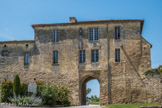 Citadelle de Blaye<br>. La porte de Liverneuf. 
Elle est l'une des anciennes portes médiévales de l'ancienne ville-haute de Blaye, détruite au XVIIe siècle pour laisser la place à la citadelle. Édifiée au XIIIe siècle, elle se compose d'une porte ogivale surmontée d'une tour barlongue, laquelle est agrandie au XVIIe siècle afin de servir de logement aux officiers.