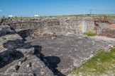 Le Fâ Barzan. <br> La salle circulaire : destrictarium pour sportifs ?
Cette salle circulaire appartenant au premier état du bâtiment, était directement chauffée par un praefurnium (foyer).
Le baigneur y passe avant de poursuivre son parcours par le tepidarium et le caldarium. L'atmosphère très sèche, qui \ peut atteindre 60°, favorise la sudation.
Le pavement y était si chaud qu'on ne pouvait marcher qu'avec des sandales en bois (sculponae).