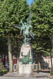 <center>Place de la république.</center>Aux enfants de la Gironde morts pour la patrie 1870-71. Sculpteur, Achard. Fondeur : Dormoy. Architecte : Gourdain. 1913.