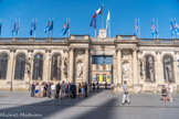 <center>L'hôtel de ville</center>Le palais Rohan est un palais bordelais construit pour l’archevêque de Bordeaux Ferdinand Maximilien Mériadec de Rohan en 1771. Hôtel de l’Archevêché jusqu’à la Révolution, hôtel du département puis siège du tribunal révolutionnaire en 1791, hôtel de la préfecture en 1802, palais impérial de Napoléon Ier en 1808 et château royal en 1815 sous Louis XVIII, le palais Rohan devient hôtel de ville en 1835. Mécontent de Joseph Étienne, le premier architecte,l’archevêque le remplace par Richard-François Bonfin, architecte de la ville et auteur de la fontaine de la Grave, qui termine les travaux avec l’entrepreneur Poirier. Alors que les frais de la construction ne cessent de croître, l’archevêque est contraint d’engager sa propre fortune. Il laisse sa place à Mgr Champion de Cicé dès 1781. Le palais est enfin achevé vers 1784. Cet ensemble est réalisé dans un style néoclassique monumental, sobre, équilibré. Le palais possède un portique d’ordre ionique qui précède la cour d’honneur.