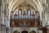 <center>Le grand orgue</center>C'est en 1427 qu'apparaît pour la première fois, un grand orgue en la cathédrale Saint André. Ainsi un chroniqueur anglais, Andrew Boorde, de passage à Bordeaux en 1535, écrit : « Dans la cathédrale Saint-André se trouvent les plus belles et les plus grandes orgues de toute la chrétienté. Ces orgues renferment plusieurs instruments et mécanismes de géants et étoiles qui remuent et font mouvoir leurs mâchoires, et leurs yeux aussi vite que joue l'organiste. »
Plusieurs instruments se sont succédé au cours des siècles. L'instrument actuel, de 6000 tuyaux répartis en 76 jeux, et 4 claviers, construit par la maison Danion-Gonzales, a été inauguré le 1er octobre 1982.