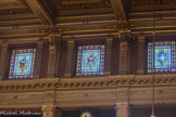 <center>L'hôtel de ville</center>La salle du conseil municipal. Dans sa partie haute, des vitraux représentant les armoiries de Bordeaux, Blaye, Arcachon, Libourne, Lesparre, Bazas et La Réole.