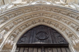 <center>La cathédrale Saint-André</center>Dans les voussures se présentent trois rangées de statuettes ainsi divisées: premièrement, dix anges à deux ailes et très habilement drapés; au deuxième rang, la parabole des vierges sages et des vierges folles: les premières tiennent leurs lampes droites pour éclairer le retour de Jésus-Christ; les secondes, élégamment vêtues, portent leurs lampes vides et renversées. Enfin, à la dernière voussure apparaissent les douze apôtres.