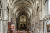 <center>La cathédrale Saint-André</center>A l'intérieur, elle comprend une vaste nef unique éclairée par deux niveaux de fenêtres, un transept plus élevé, un chœur de cinq travées et un déambulatoire s'ouvrant sur cinq chapelles rayonnantes.