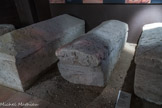 Site paléochrétien de Saint-Seurin <br> Sarcophages datant du 4e siècle: cuves massives à couvercle en dos-d’âne. Le troisième sarcophage porte un couvercle à quatre pentes (école d’aquitaine).