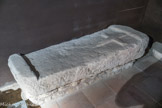 Site paléochrétien de Saint-Seurin <br> Dalle funéraire en pierre calcaire du Ve siècle après J.-C porte une croix grecque