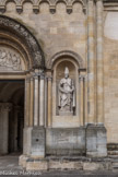 Eglise Saint-Seurin. <br> Les statues de saint Seurin et de saint Amand encadrent l’entrée. Ici St Amand.