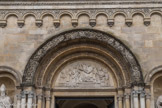 Eglise Saint-Seurin. <br>le tympan figure la rencontre des deux saints patrons est l’œuvre de Dominique Félix Maggesi. St Amand, ur untrône où l'on monte par deux degrés de chaque côté, donne la mitre à saint Seurin agenouillé. Ces deux personnages sont en chappe. Un sous-diacre tient l'extémité de celle de saint Amand et