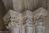 Eglise Saint-Seurin. <br> Chapiteaux des piliers du porche roman, situé derrière la façade, voûté en berceau et qui précède la nef.