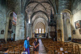 Eglise Saint-Seurin. <br> Le bâtiment comporte une nef large et basse à quatre travées et bas-côtés étroits; deux travées identiques à celles de la nef forment un chœur à chevet plat, les chapelles latérales composant un faux transept. Au cours des siècles, quatre chapelles ont été ajoutées au nord, trois au sud. En 1566 et en 1698, l’église est gravement endommagée par l’effondrement d’une partie de ses voûtes. L’architecte Jean-Baptiste Augier les reconstruit au tout début du XVIIIe et consolide les piliers qu’il entoure d’une ceinture de pierre.