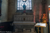 Eglise Saint-Seurin. <br> Chapelle saint Etienne. Statue du Saint (1749), sarcophage (7e).