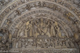 Eglise Saint-Seurin. <br> Le tympan principal présente des scènes de la Résurrection et du Jugement dernier.  Le Christ est soutenu par la Vierge et saint Jean, des anges portent les instruments de la Passion.