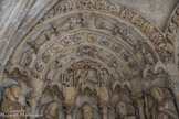 Eglise Saint-Seurin. <br> Le tympan de gauche est dédié aux saintes femmes priant sur le tombeau tandis que le linteau représente la Résurrection des corps.