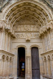 <center>Portail de la Vierge </center> Au dessu des niches vides, dans les arcatures, la vie du Christ, de son Baptême par st Jean Baptiste  jusqu'à la Résurrection.