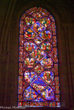 <center>La vie du patriarche Joseph. </center> Donateurs : charpentiers, charrons et tonneliers.

Le seul vitrail consacré entièrement à l'Ancien Testament (Genèse, 36 ...).

Le rêve de Joseph provoque la jalousie de ses frères qui décident de le mettre à mort. Mais ils se contentent de le jeter dans une citerne, puis de le vendre à des marchands en route pour l'Égypte (scène déplacée en haut) et de rapporter sa tunique qu'ils ont tachée de sang à Jacob.

Joseph en Égypte. Putiphar est représenté sous les traits d'un roi. Essai de séduction de la femme de Putiphar. Rêve du pharaon : les vaches maigres et les vaches grasses. Joseph interprète le rêve et est chargé de remplir les greniers du roi pendant la période d'abondance (scène déplacée, à échanger avec la scène de la vente de Joseph).

Joseph retrouve ses frères, les fait accuser de vol etc. et réussit à faire venir Benjamin.

Traditionnellement Joseph est considéré comme une image symbolique de Jésus, les sept étoiles en haut du vitrail évoquent l'Église universelle : le champ d'interprétation de ce vitrail est vaste !
