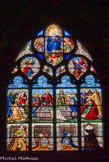 <center>Chapelle des fonds baptismaux. </center> Vitrail de l'Assomption (1619). En haut, dans le tympan, l'Assomption. Au milieu, les apôtres autour de la sépultures de la Vierge. En bas, les donateurs : le maréchal de Montigny et son épouse Grabrielle de Cravant qui a offert ce vitrail. Les apôtres interloqués par le tombeau de la Vierge où ils ne trouvent plus que des fleurs. Scène inspirée du peintre italien du XVIe siècle Taddeo Zuccaro.