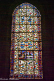 <center>Vitrail composite, avec des fragments du XIIe. </center>Repas chez Simon et la résurection de Lazare.
