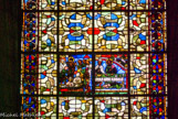 <center>Vitrail composite, avec des fragments du XIIe. </center>Repas chez Simon avec Marie-Madeleine aux pieds du Christ et la résurection de Lazare.