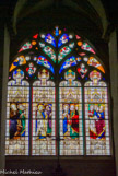 <center>Chapelle Leroy. </center> chapelle fondée en 1472 par Jean Le Roy, seigneur de Contres. Les douze apôtres, par groupes de trois, sont alignés sous des dais compliqués et plats, serrés les uns contre les autres à l'intérieur de fenêtres étroites et assistent à l'Assomption de la Vierge.. 1475. Dans les têtes de lancettes, la Tentation d'Adam et Ève : à gauche, Jésus, puis Adam, l'Arbre de la Connaissance et Eve.