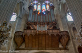<center>Le grand orgue. </center> Il est décoré de cinq tourelles en bois, sculptées par Bernard Perette.