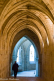 <center>Galerie Nord. </center>Galerie qui descend dans l'église basse ou crypte construite au XII pour combler le dénivelé.