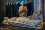 <center>Tombeau du duc Jean de Berry (1304-1416). </center> Le duc est revetu de sa robe d'hermine, ceint de la couronne ducale, comme le priant le représentant et se trouvant à ses cotés. Le tombeau, mutilé lors de la révolution, était doté de 40 pleurants dans sa partie basse.