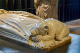 <center>Tombeau du duc Jean de Berry (1304-1416). </center> Les pieds du duc reposent sur un ours enchainé et muselé, animal héraldique que l'on retrouve sur son blason.