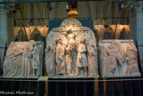 <center>Fragments du jubé. </center> Crucifixion en présence de la Vierge mains jointes à gauche, st Jean qui se détourne à droite, Longin le porte-lance et Stéphaton avec son récipient de vinaigre. Elle est mise en évidence sous une arcade trilobée où se trouvent le soleil et la lune, sur fond mosaiqué.