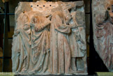 <center>Fragments du jubé. </center>Montée au calvaire : la lourde croix gemmée repose presque verticalement sur l'épaule gauche du Christ, précédé par un soldat en tunique courte qui porte le marteau. Le Christ est suivi par trois personnages. Une femme voilée, mains jointes avec un soldat derrière elle qui pousse Jésus de la main gauche et touche le bras de la femme voilée de la main droite. A gauche, la femme qui se détourne pourrait etre l'une des filles de Jérusalem.