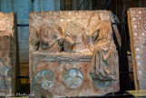 <center>Fragments du jubé. </center> La résurection : les Saintes femmes sont devant le tombeau vide, en présence de l'ange assis sur le couvercle.