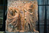 <center>Fragments du jubé. </center> Pilate, assis, sa jambe gauche posée en équerre sur la droite, dans l'attitude des détenteurs du pouvoir au XIII, est accompagné de la servant qui vient de lui raconter le songe de son épouse.