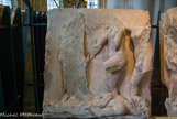 <center>Fragments du jubé. </center> La descente aux limbes. La silhouette du Christ attire à lui deux personnages nus,  probablement Adam et Eve, qui piétinent le torse de Satan, les mains liées.