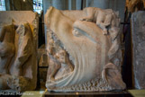 <center>Fragments du jubé. </center> De la gueule du Léviathan, aux machoires largement ouvertes, s'échappent trois personnages nus, recroquevillés. L'animal démoniaque, juché sur cette tete infernale, est suivi d'un diable tortionnaire, tourné vers la marmite infernale.