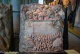 <center>Fragments du jubé. </center> La marmite de l'enfer. Parmi les damnés, on reconnait un clerc tonsuré et un évêque encore mitré. La bourse d'un avare pend à droite.