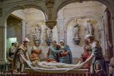 <center>Mise au tombeau. </center> Mise au tombeau, en pierre peinte, offerte par le chanoine Jacques Dubreuil en 1520.