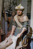 <center>Mise au tombeau. </center> Nicodème et derrière l'apôtre Jacques le majeur, saint patron de Jacques Dubreuil dont on devine la statue agenouillée derrière Nicodème.
