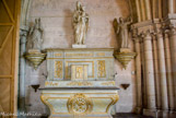 <center>Autel de la crypte. </center> Statues de saint Joseph, de la Vierge à l'Enfant et d'un ange.