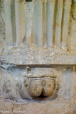 <center>Galerie Nord. </center>Culs-de-ampe à motifs libertins. Une paire de fesses.
