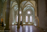 <center>Abbaye de Noirlac. </center> Le réfectoire. Les huit voûtes ogivales ont leurs arcs qui retombent en palmiers sur trois colonnes.