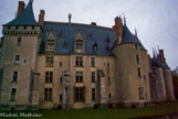 <center>Château de Meillant. </center>Façade sud très austère, birdée de douves, avec des tours, sans chemein de ronde mais qui ont conservées leurs archères.