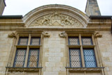 <center>Hôtel Lallemant. </center> La façade fait apparaitre l'apport des différentes époques : fenetres à meneaux et arcades de la fin XV, portes et encadrements des baies du XVI, entablement et fronton circulaire du XVII.