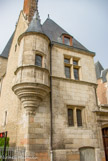 <center>Hôtel Cujas (Musée du Berry) </center> À l'origine, l'immeuble fut construit pour Durand Salvi, marchand italien installé à Bourges au début du XVIe siècle. Ce dernier est connu comme l'un des principaux fournisseurs des étoffes utilisées lors de l'entrée de Louis XII en 1506. L'hôtel Salvi fut acquis par le juriste Jacques Cujas, régent de l'Université de droit, qui lui a laissé son nom et qui y mourut. Son architecte est anonyme. Les noms de Guillaume Pellevoysin et de Jacquet de Persigny ont été prononcés.