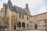 <center>Façade de la maison de Guillaume de Varye </center> Guillaume de Varye, homme de confiance de Jacques Coeur, habitait une maison rue Porte-Jaune. La façade de sa demeure, démolie à la fin du XIX, a été remontée contre le mur extérieur du musée du Berry.