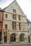 <center>Hôtel Pelvoysin </center> Il remonte au début du XVIe siècle. Il offre la particularité d'avoir été construit de biais afin d'assurer un meilleur éclairage du rez-de-chaussée. Cette maison de commerce a été construite entre 1513 et 1515 pour Etienne Jaupitre, bourgeois et marchand drapier à Bourges. Elle est attribuée à l'architecte Guillaume Pelvoysin.