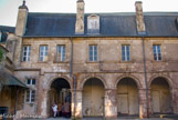 <center>Ancien couvent des Augustins. </center> Cloitre en forme de trapèze.