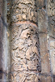 <center>Portail Saint Ursin. </center>   Sur les piédroits du portail : rinceaux de vigne et oursons (probable allusion au nom de saint Ursin, fondateur de l'Eglise de Bourges).