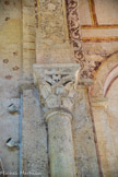 <center>Chapelle des Moines. Berzé.</center> L'arc triomphal retombe sur deux colonnes engagées avec des chapiteaux à feuilles et volutes.