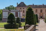 <center>Le château de Cormatin.</center> L’aile du Sud s’est écroulée en 1815 lors de sa transformation en fabrique de toiles imprimées. Il subsiste le niveau des cuisines sous la terrasse actuelle. Une partie du pavillon d’angle a été transformée en orangerie vers 1820 et voûtée pour conserver la chaleur en hiver. Jusqu’en 1902, les murs étaient enduits au mortier de chaux avec un dessin de fausses pierres, afin de donner une régularité aux façades et pour mettre en valeur les lignes de l’architecture. Cette disposition a été rétablie sur le pavillon de l’orangerie, conformément aux « devis de blanchisserie des  murs » de 1624.